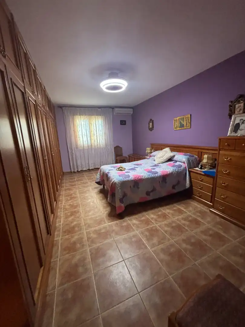 Schlafzimmer von Country house zum Verkauf in Flix mit Klimaanlage, Privatgarten und Schwimmbad