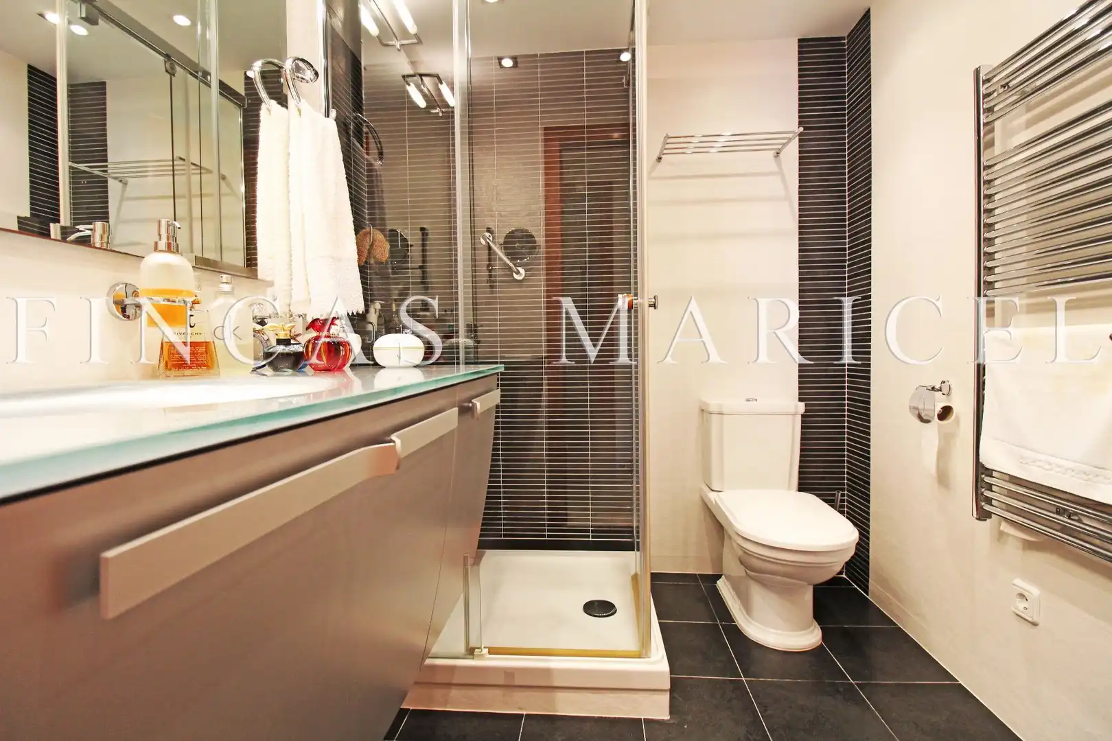 Badezimmer von Dachboden zum Verkauf in Sitges mit Klimaanlage, Heizung und Terrasse