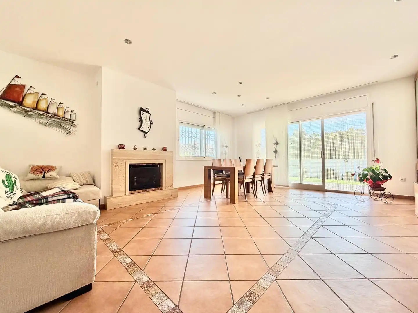 Sala de estar de Casa o chalet en venta en El Vendrell con Calefacción, Jardín privado y Piscina