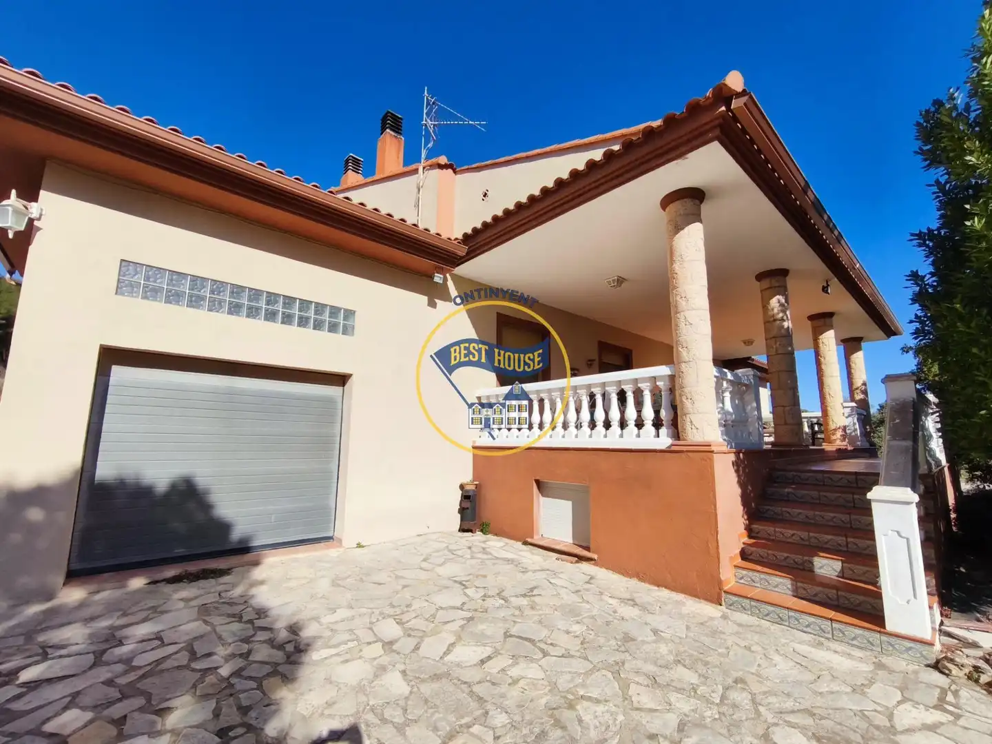 Vista exterior de Casa o xalet en venda en Ontinyent amb Jardí privat i Piscina