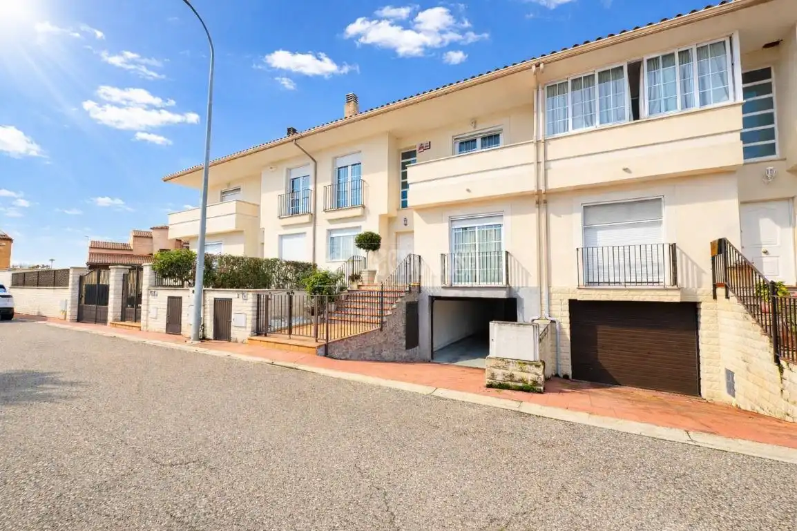 Vista exterior de Casa adosada en venta en Pepino con Aire acondicionado, Calefacción y Terraza