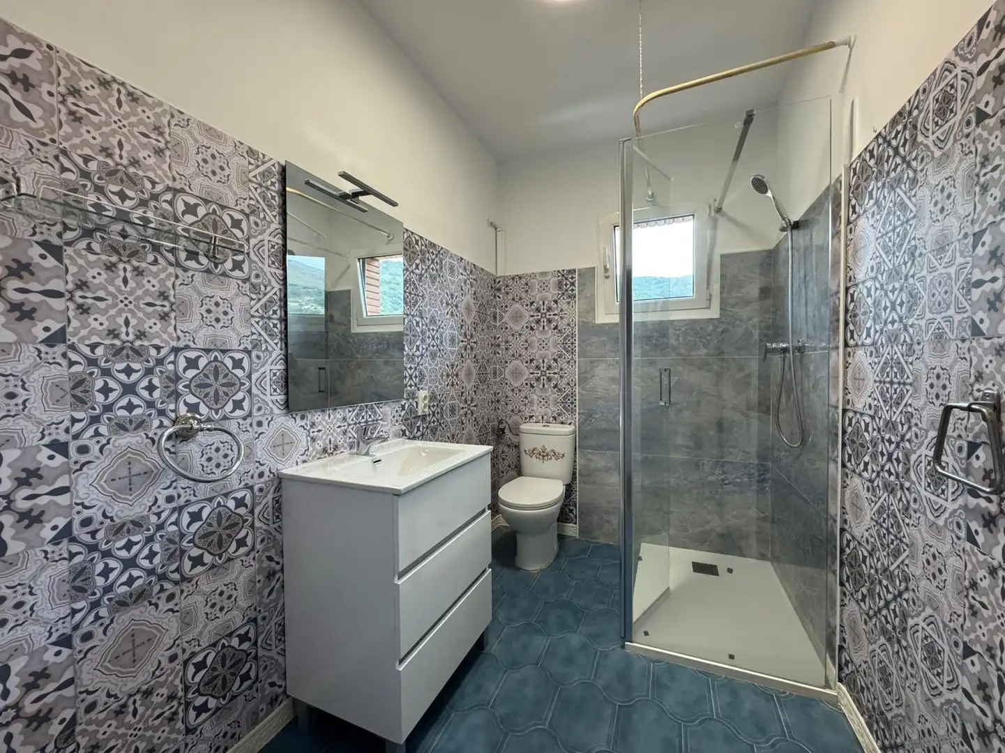 Bathroom of Flat for sale in Aller  with Storage room