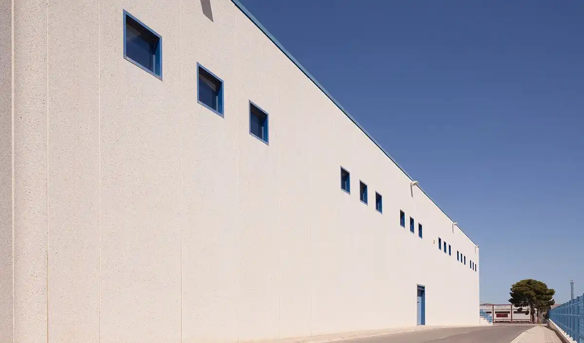 Außenansicht von Fabrikhallen zur Miete in Valls