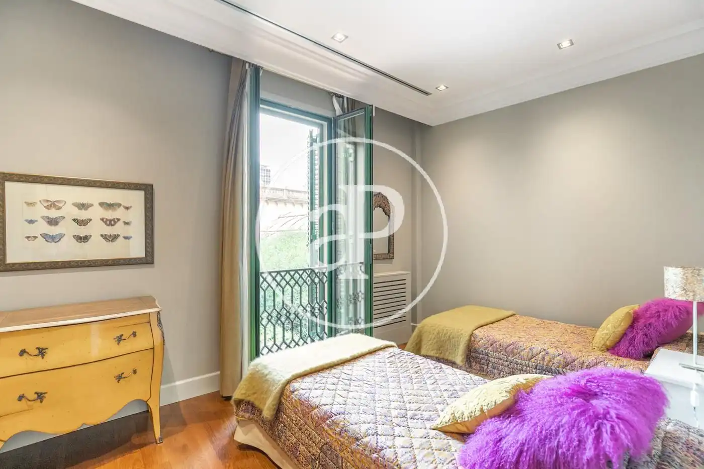 Schlafzimmer von Wohnung zum Verkauf in Barcelona mit Klimaanlage, Heizung und Balkon