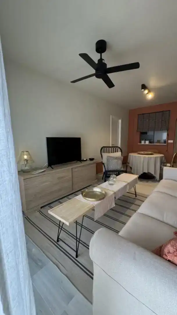Sala d'estar de Pis de lloguer en Polopos amb Rentadora, TV i Piscina comunitària