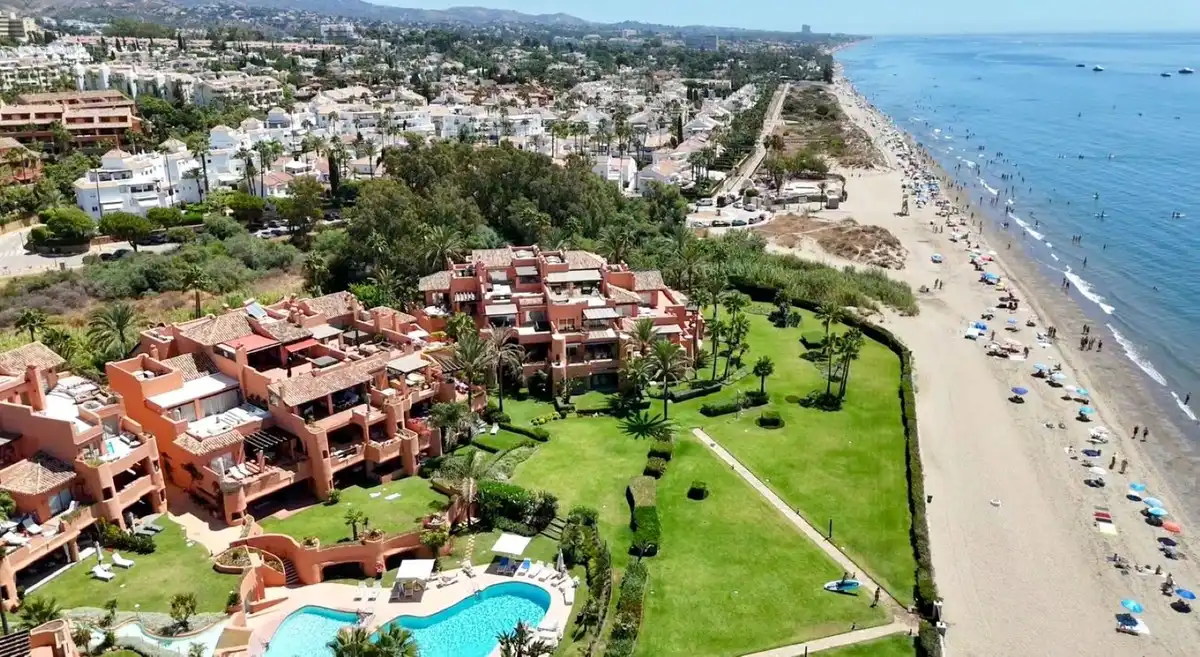 Vista exterior de Ático en venta en Marbella con Aire acondicionado, Terraza y Sauna
