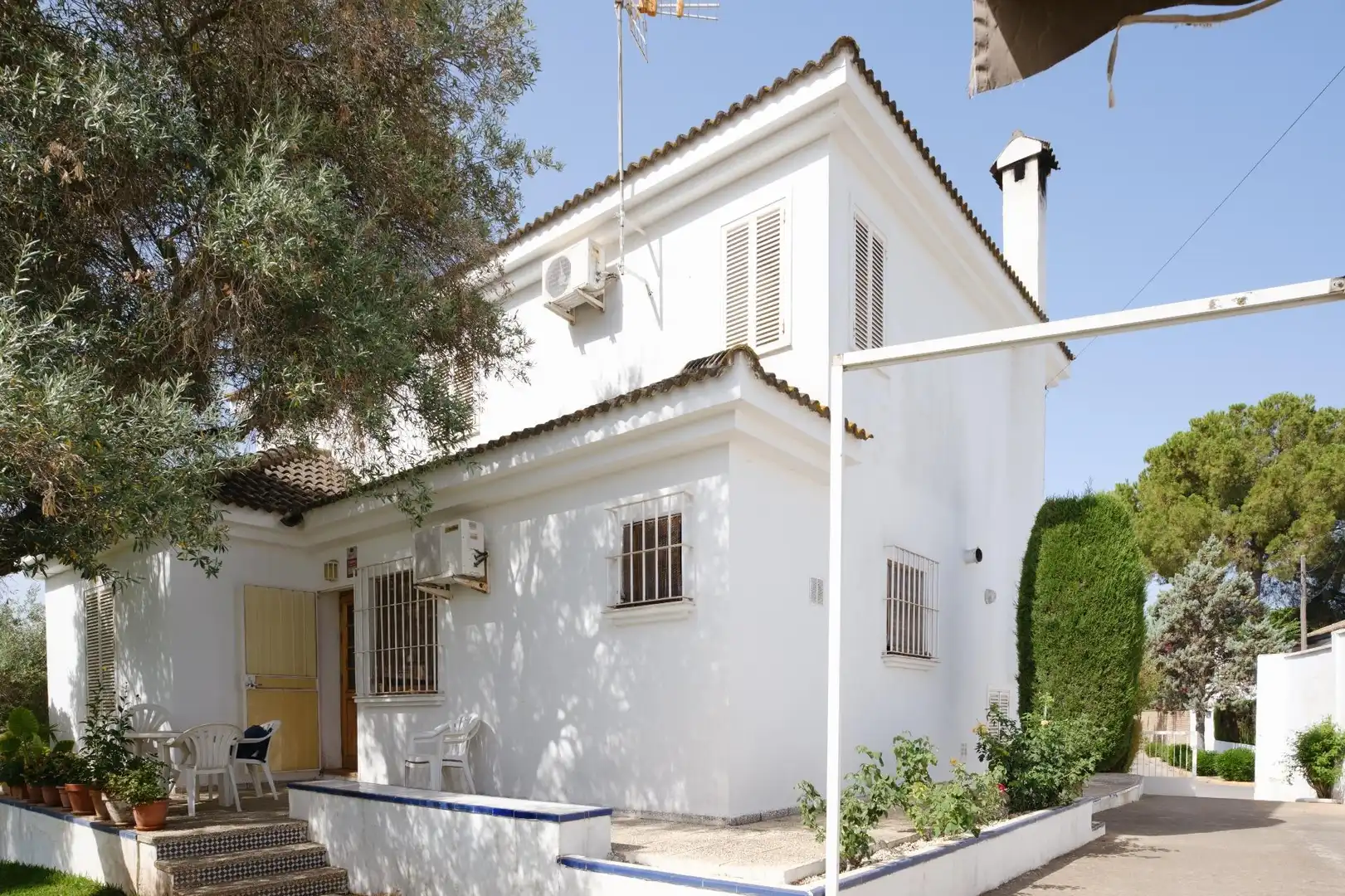 Vista exterior de Casa o chalet en venta en Alcalá de Guadaira con Aire acondicionado, Calefacción y Jardín privado