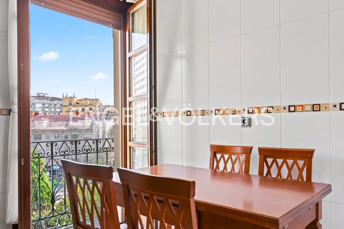 Comedor de Piso en venta en Gijón  con Calefacción, Parquet y Balcón