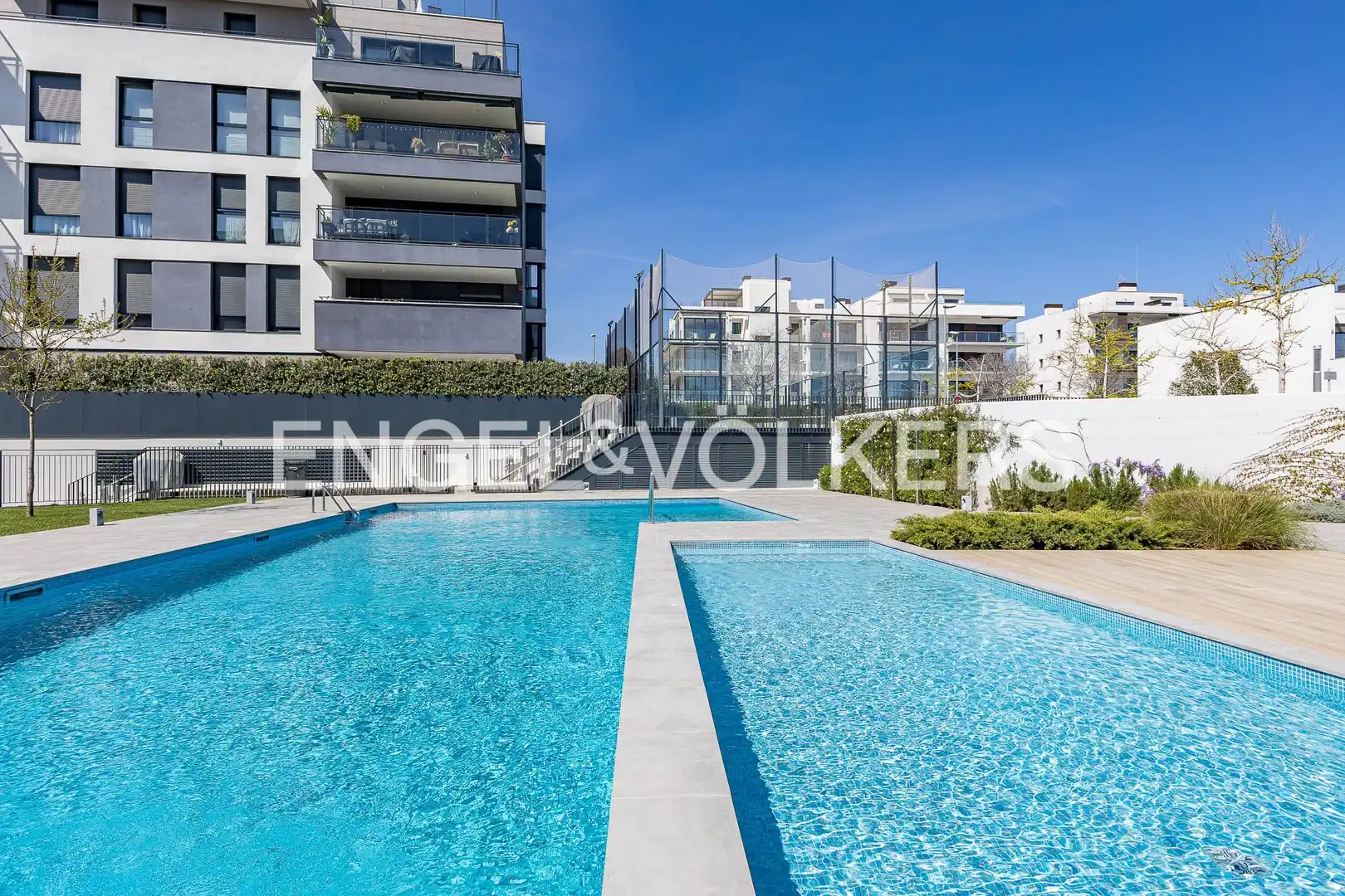 Piscina de Pis en venda en Vilanova i la Geltrú amb Aire condicionat, Calefacció i Jardí privat