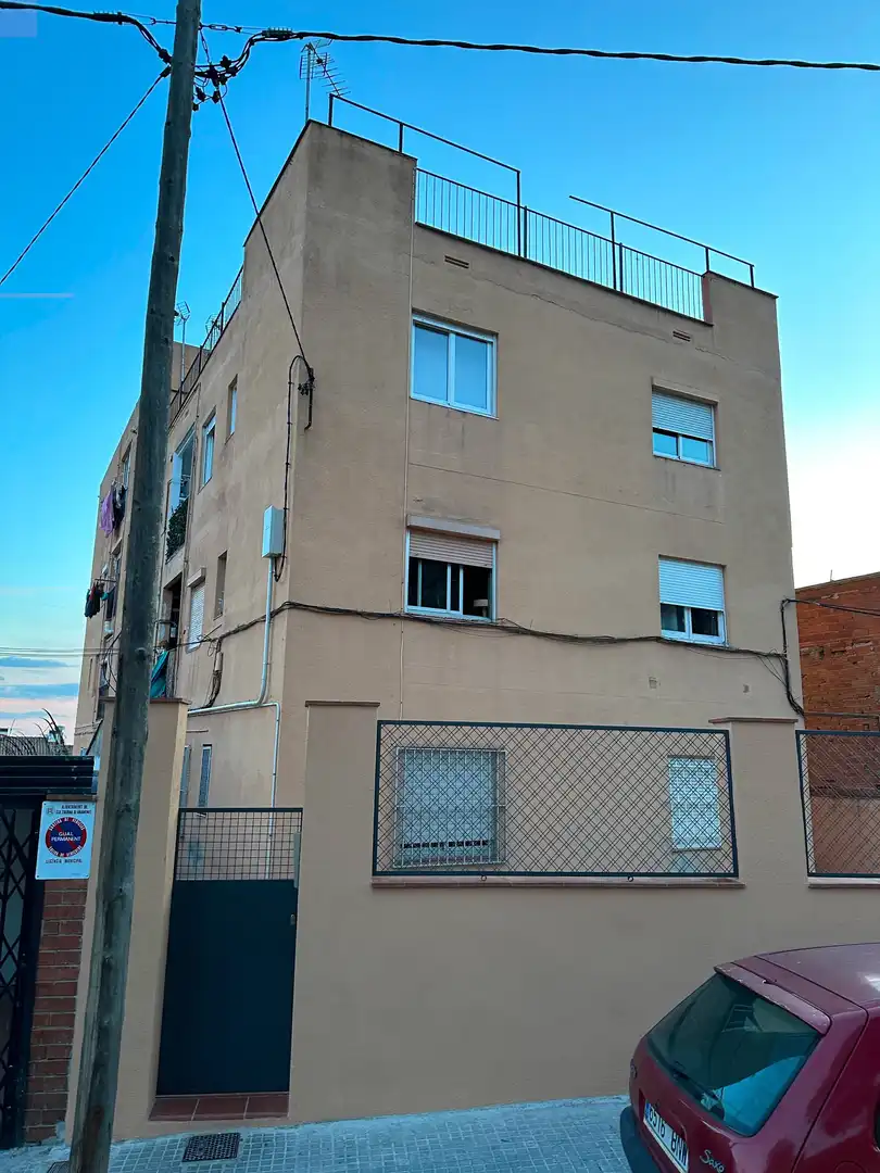 Exterior view of Flat for sale in Santa Coloma de Gramenet  with Terrace and Balcony