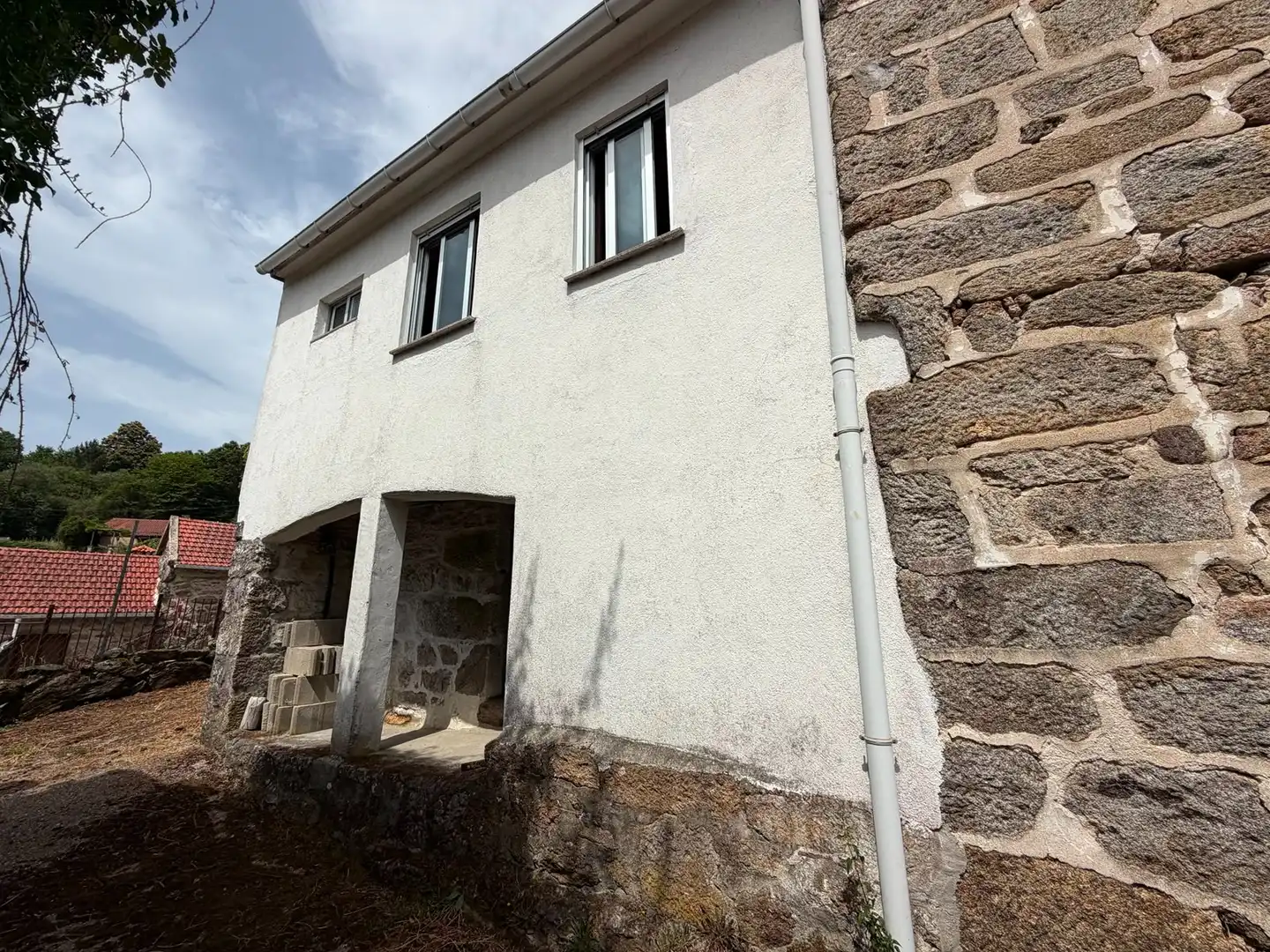 Außenansicht von Einfamilien-Reihenhaus zum Verkauf in A Cañiza   mit Heizung, Privatgarten und Möbliert