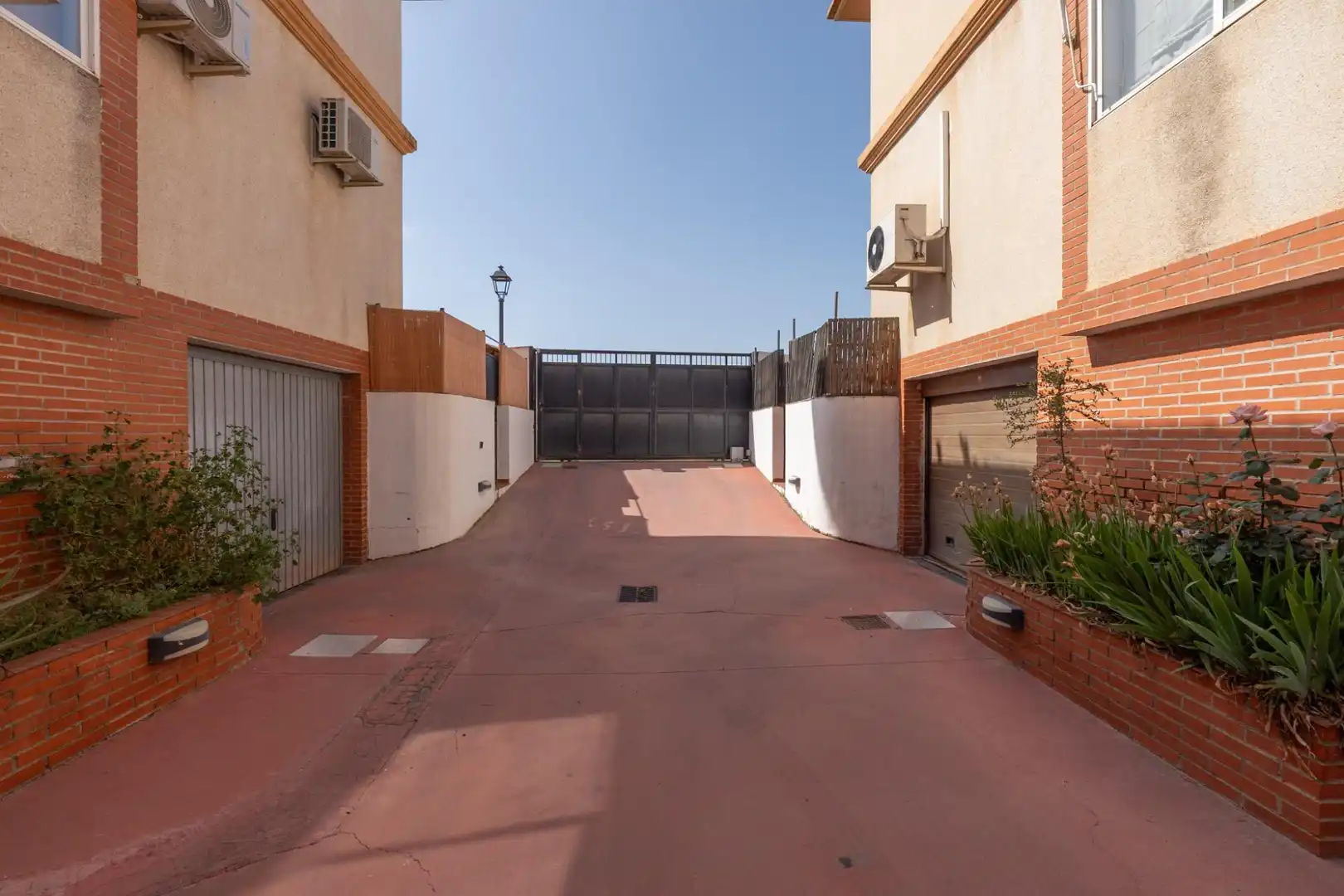 Parking de Casa adosada en venta en Ogíjares con Aire acondicionado, Calefacción y Terraza