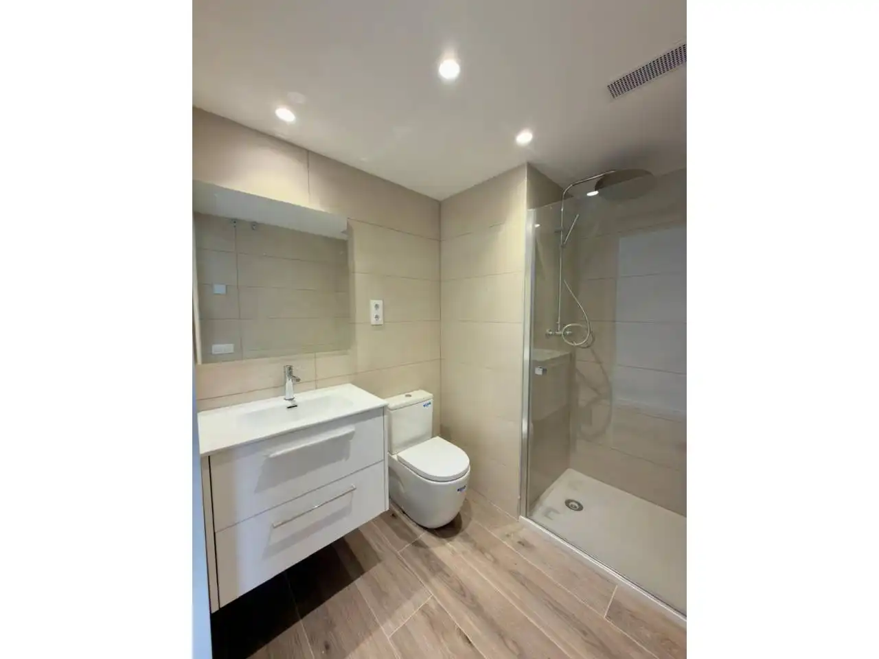 Baño de Dúplex de alquiler en Sabadell con Aire acondicionado, Calefacción y Parquet