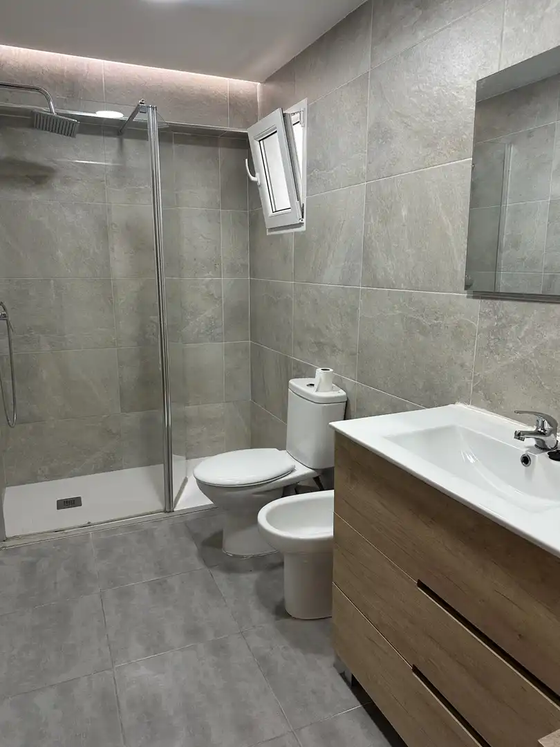 Bathroom of Flat for rent in Mislata  with Air Conditioner, Oven and Washing machine