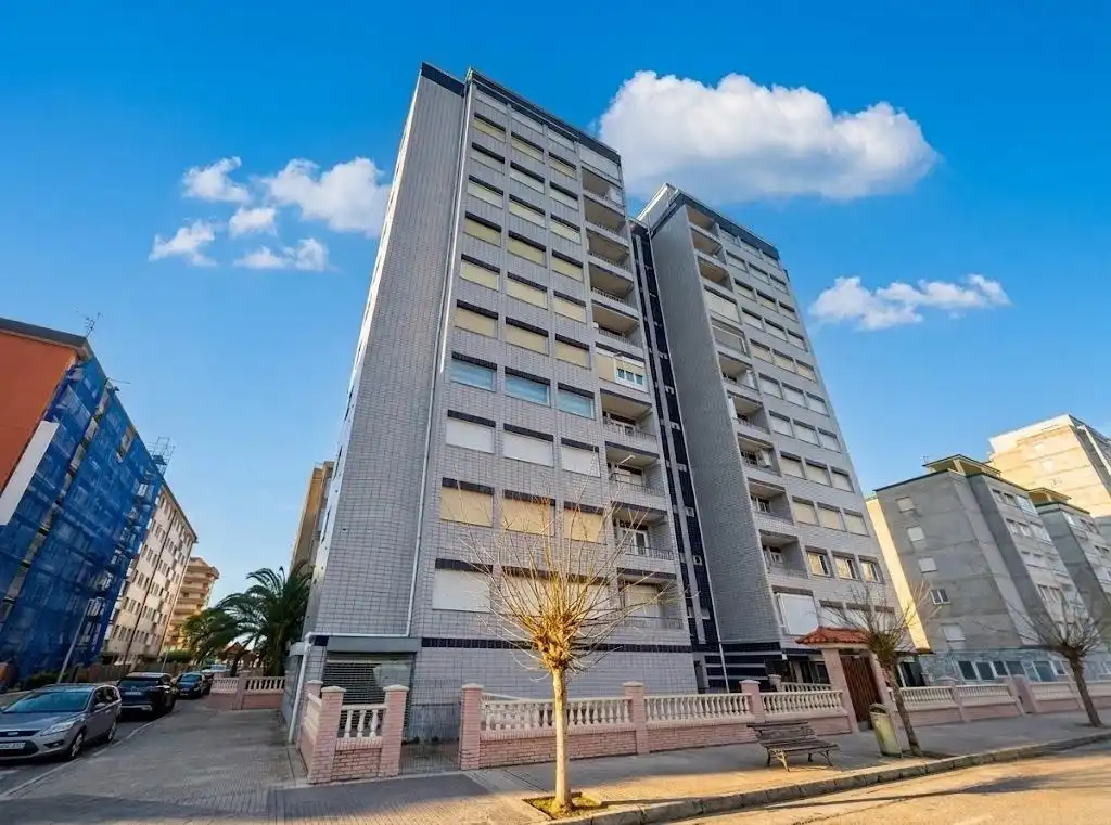 Vista exterior de Piso en venta en Laredo con Balcón y Piscina comunitaria