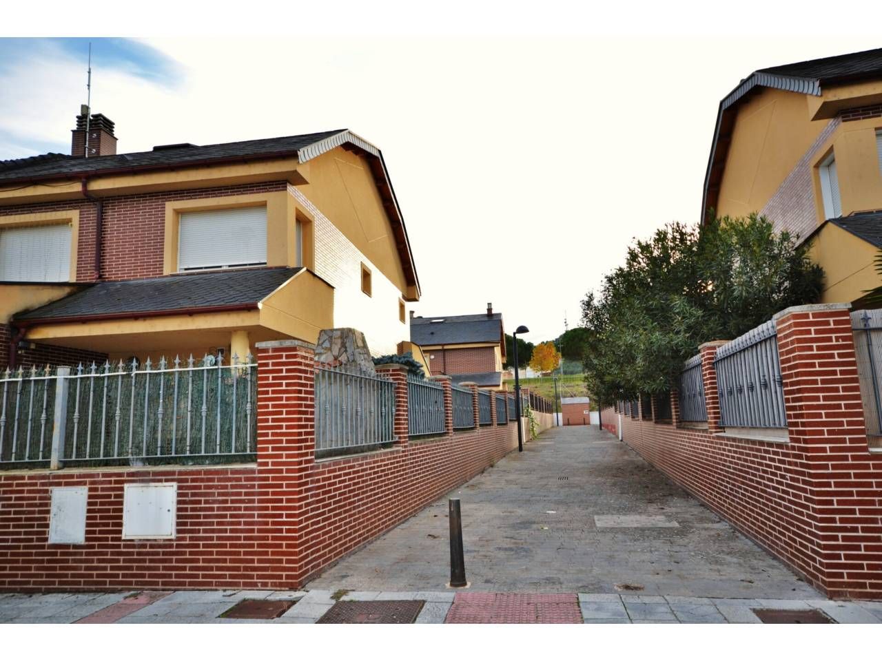 Vista exterior de Casa o xalet en venda en Villamuriel de Cerrato amb Aire condicionat, Calefacció i Jardí privat