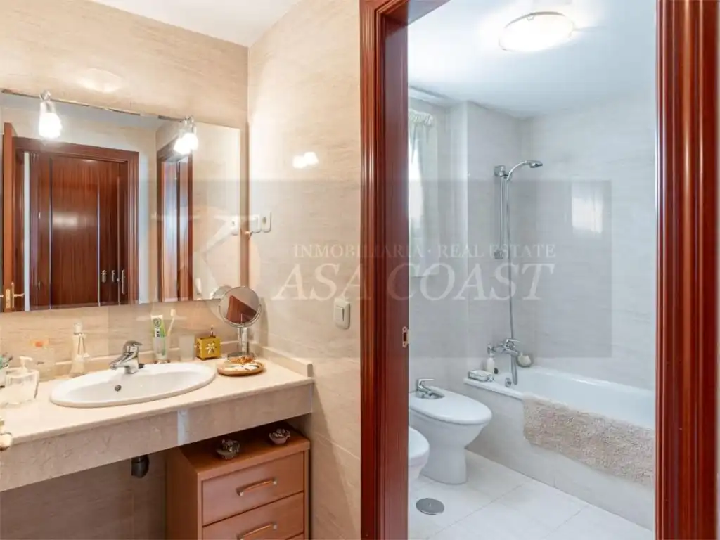 Bathroom of Flat for sale in Fuengirola  with Air Conditioner, Private garden and Terrace