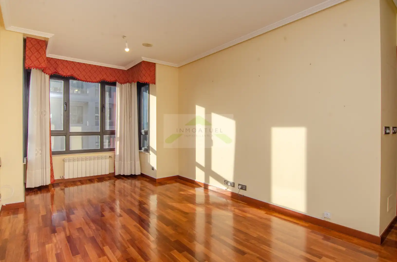 Wohnzimmer von Wohnung zum Verkauf in A Coruña Capital  mit Heizung, Parkett und Abstellraum