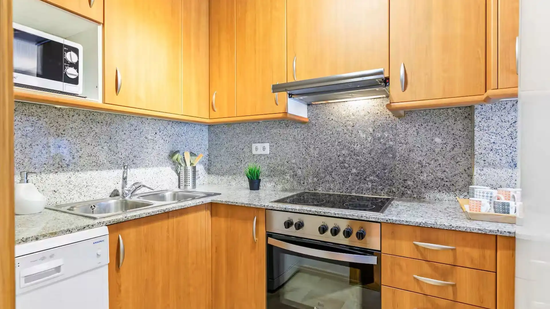 Cocina de Apartamento de alquiler en Girona Capital con Aire acondicionado, Calefacción y Jardín privado