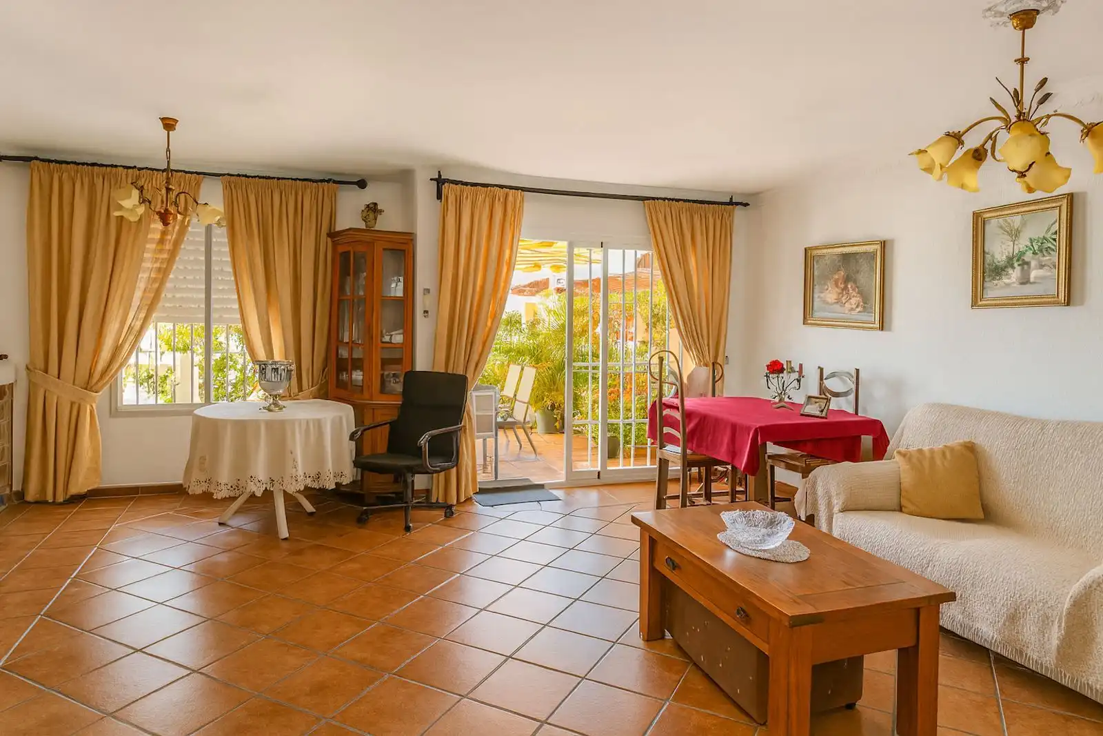 Sala d'estar de Casa adosada en venda en Estepona amb Aire condicionat, Terrassa i Internet