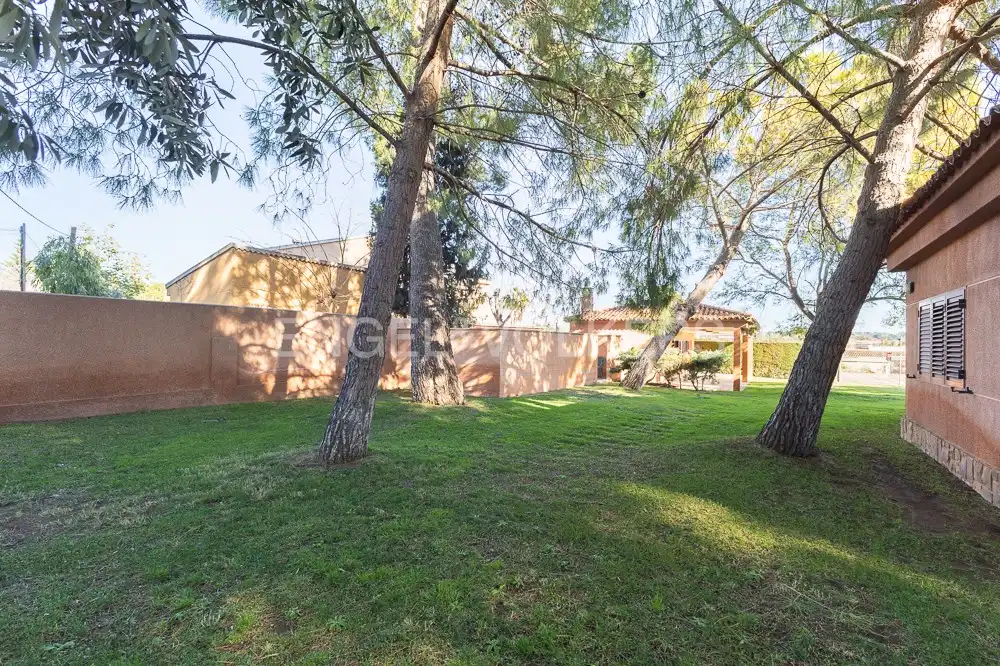 Garden of Houses for sale in La Pobla de Vallbona  with Air Conditioner, Heating and Private garden
