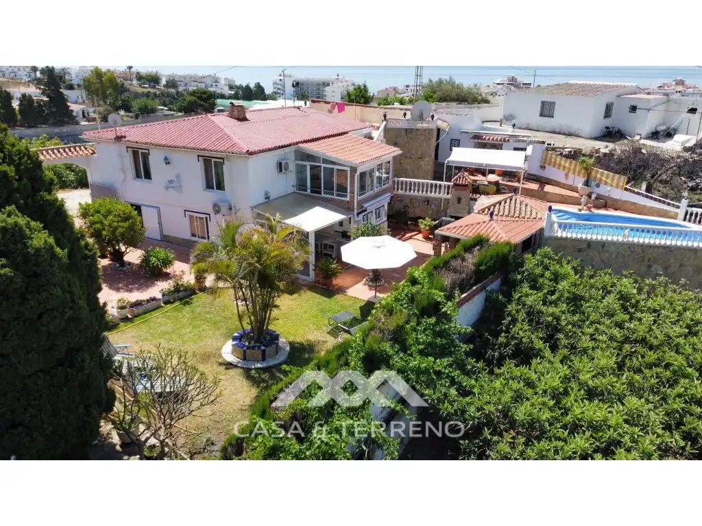 Chalet con piscina en venta en Urbanización Santa Rosa