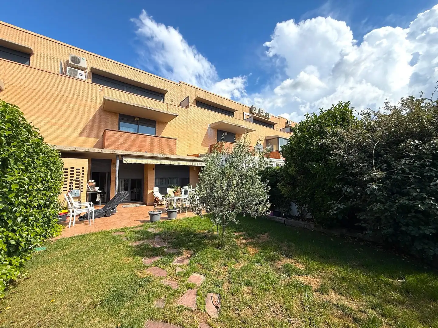 Vista exterior de Casa adosada en venta en Cuarte de Huerva con Aire acondicionado, Calefacción y Jardín privado