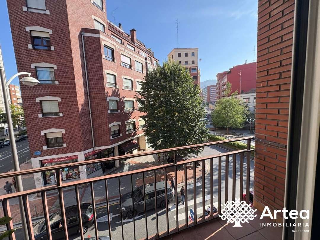 Vista exterior de Pis en venda en Bilbao  amb Calefacció, Moblat i Balcó