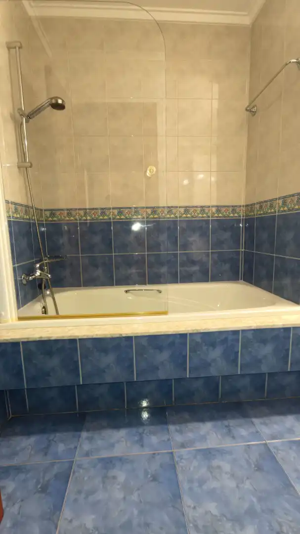 Baño de Piso en venta en Avilés con Calefacción, Parquet y Trastero