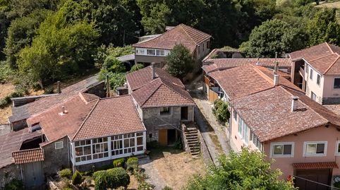 Dos casas unidas por un patio privado en Pantón