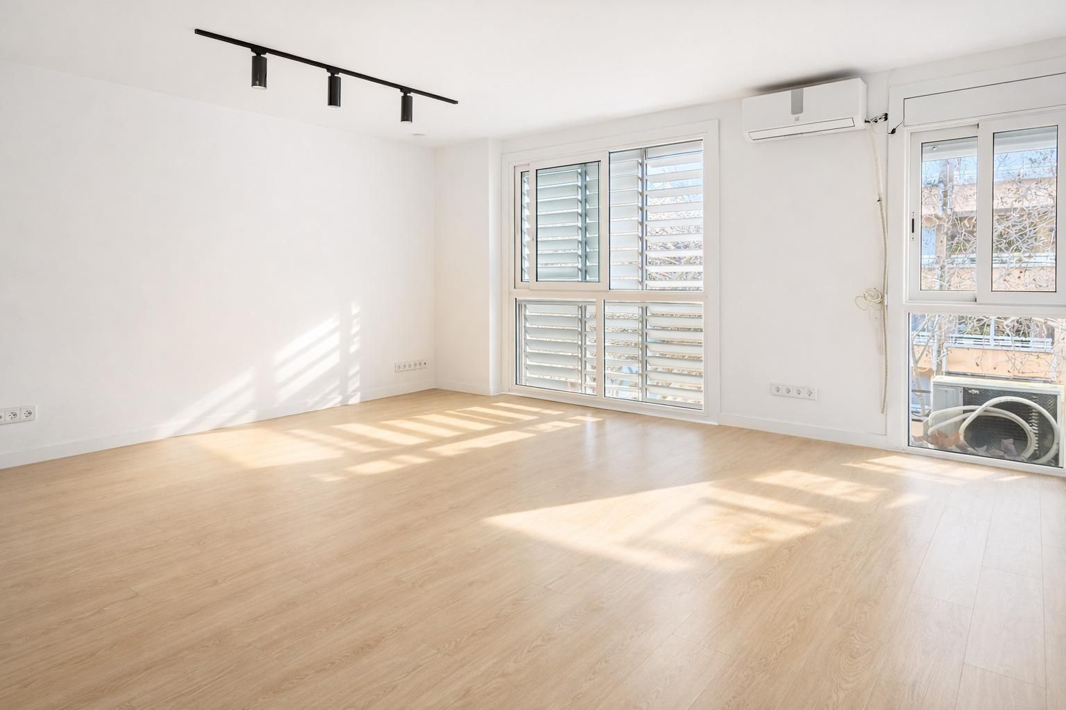 Living room of Flat for sale in Sabadell  with Air Conditioner and Parquet flooring