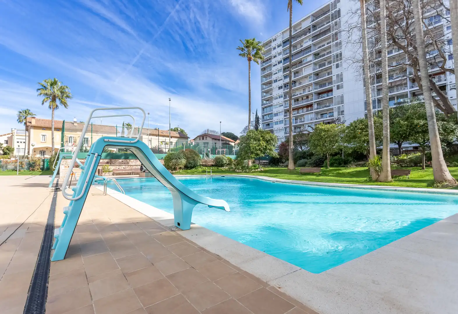 Schwimmbecken von Wohnung zum Verkauf in Barcelona mit Klimaanlage, Heizung und Parkett