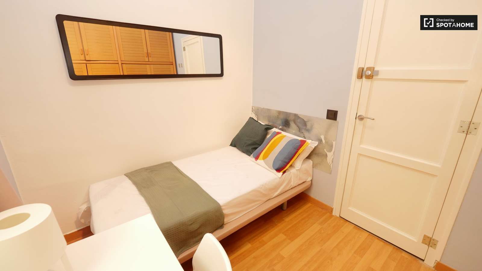 Bedroom of Flat to share in  Barcelona Capital  with Air Conditioner, Heating and Terrace