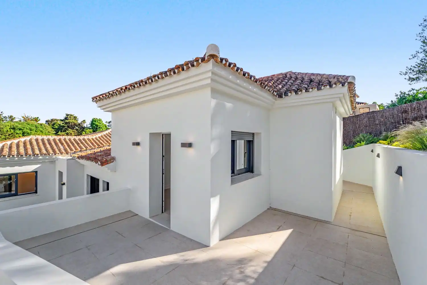 Vista exterior de Casa o chalet en venta en Sotogrande con Aire acondicionado, Calefacción y Jardín privado