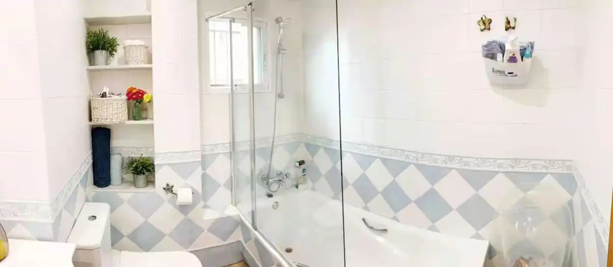 Badezimmer von Wohnung zum Verkauf in Cádiz mit Klimaanlage