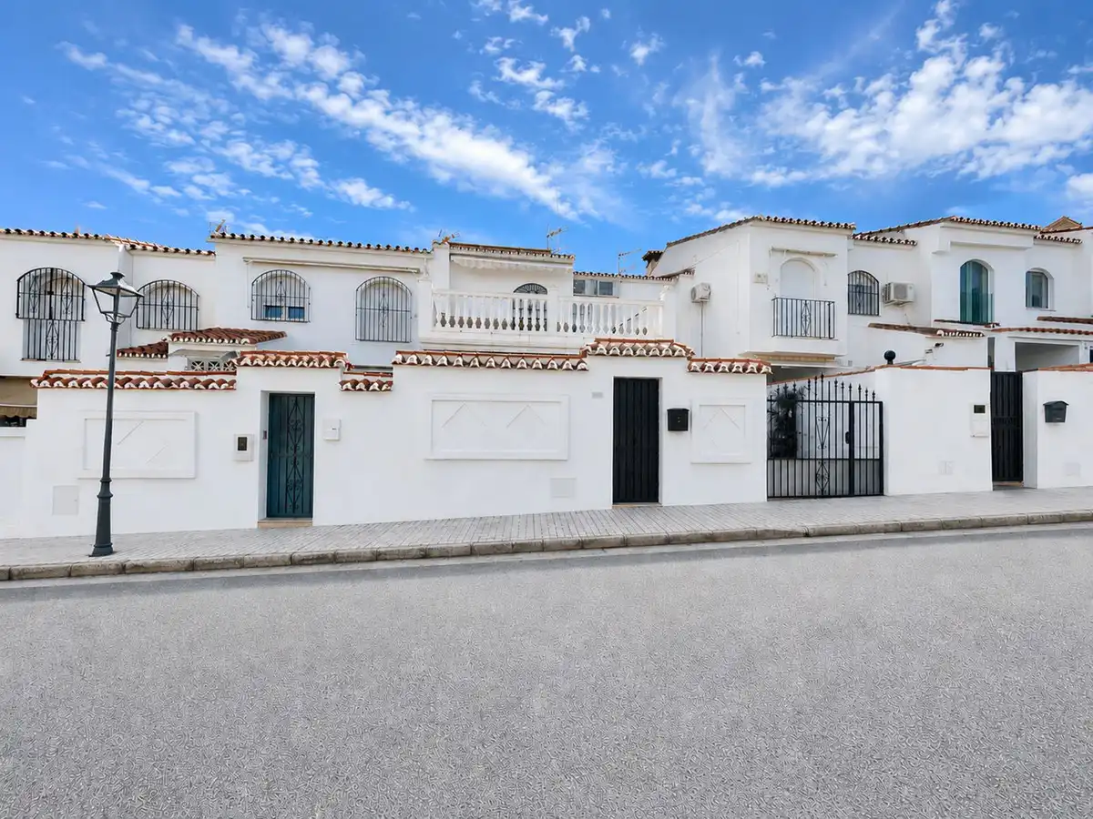 Vista exterior de Casa adosada en venda en Alhaurín de la Torre amb Aire condicionat, Calefacció i Jardí privat