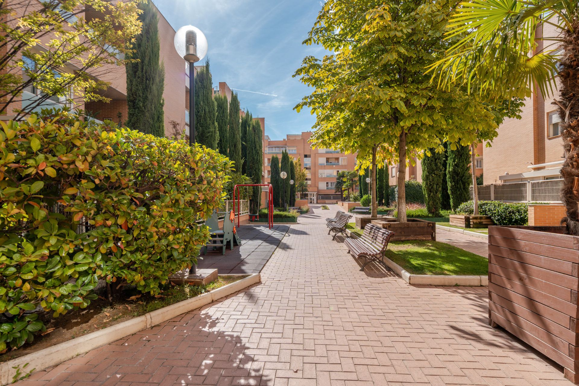 Vista exterior de Àtic en venda en La Moraleja amb Aire condicionat, Calefacció i Terrassa