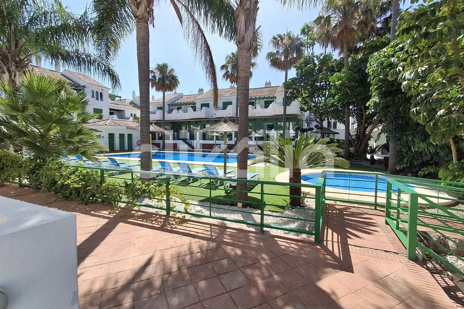 Vista exterior de Pis en venda en Manilva amb Piscina
