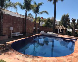 Piscina de Casa o xalet de lloguer en Estepona amb Aire condicionat, Calefacció i Jardí privat