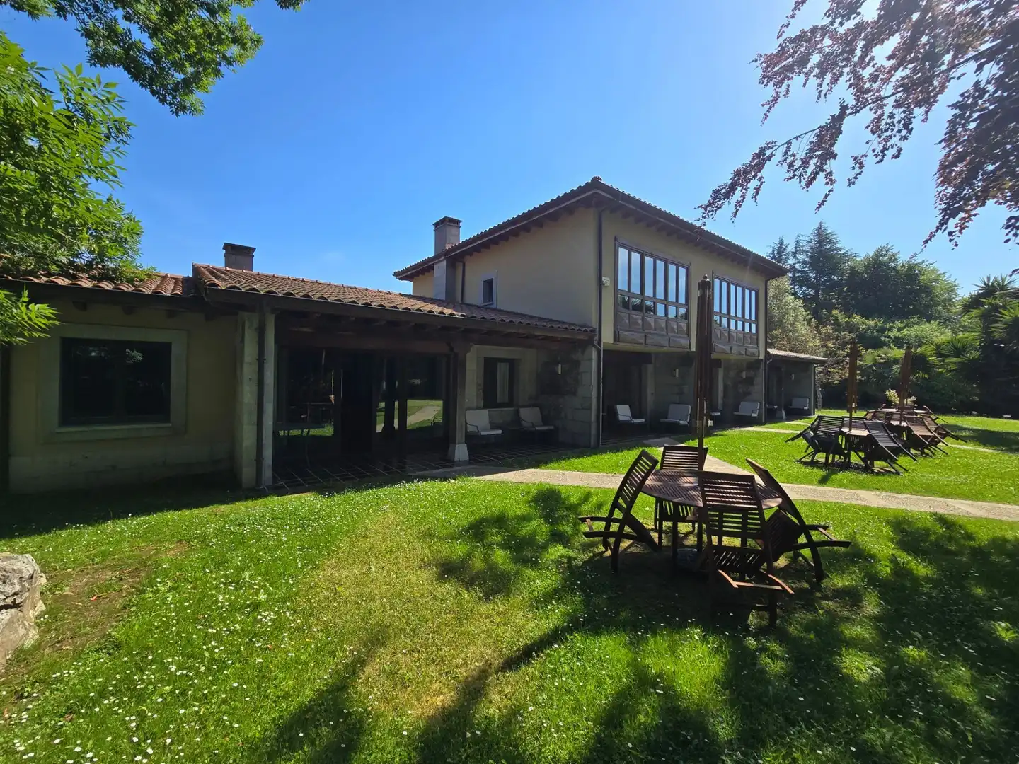 Vista exterior de Casa o xalet en venda en Llanes amb Calefacció, Jardí privat i Piscina