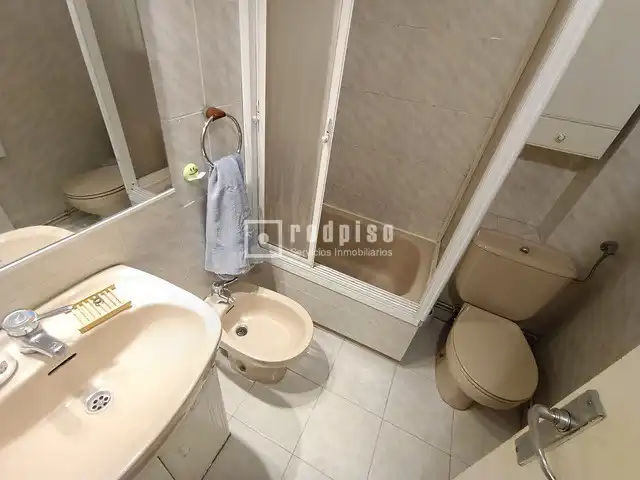 Baño de Piso en venta en Madrid con Calefacción, Parquet y Terraza