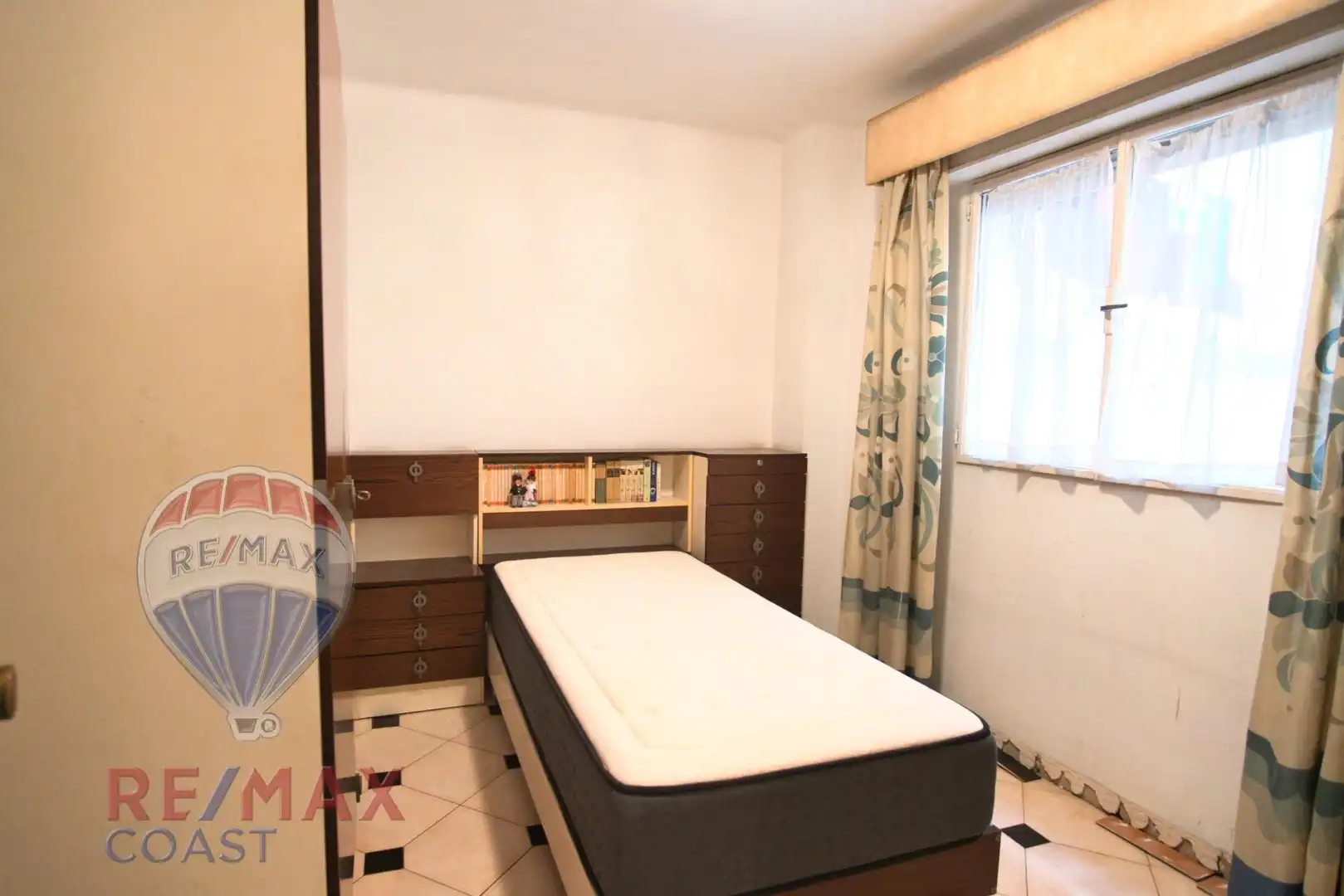 Habitación de Piso en venta en Málaga con Terraza y Alarma