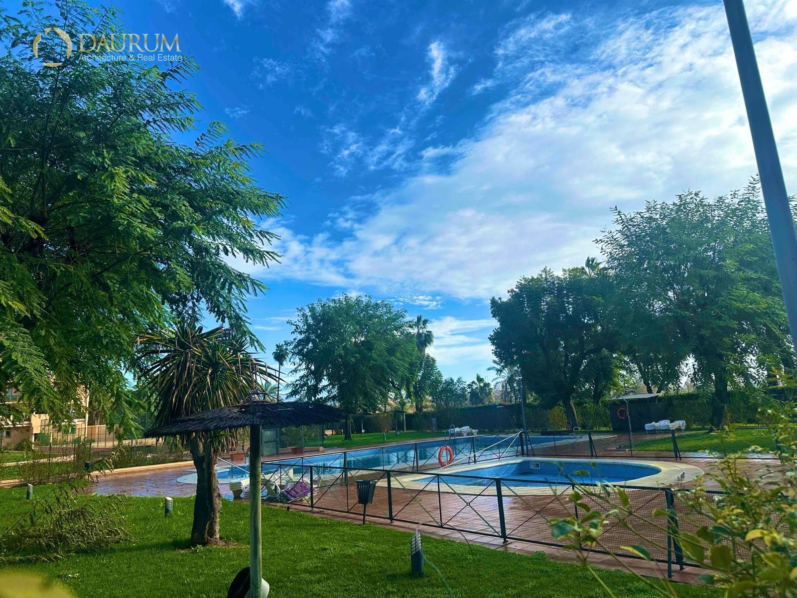 Piscina de Dúplex en venta en San Juan de Aznalfarache con Aire acondicionado, Terraza y Piscina