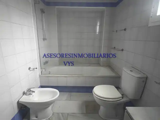 Bany de Casa o xalet en venda en Bollullos de la Mitación amb Jardí privat, Terrassa i Piscina