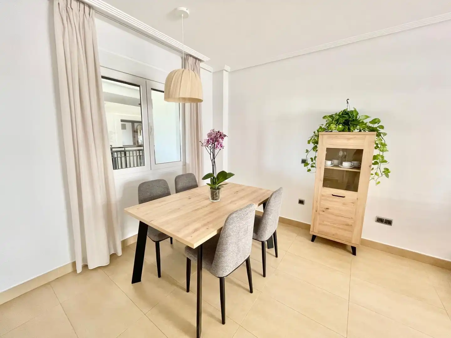 Menjador de Apartament de lloguer en Los Alcázares amb Aire condicionat, Piscina i Moblat