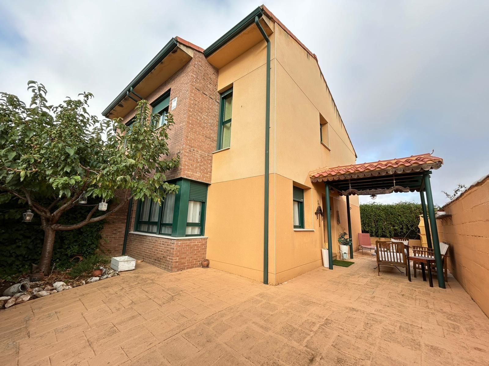 Vista exterior de Casa adosada en venda en Pioz amb Calefacció i Jardí privat