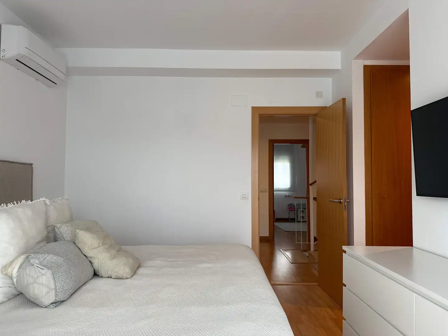 Schlafzimmer von Einfamilien-Reihenhaus zum Verkauf in Sant Esteve Sesrovires mit Klimaanlage, Heizung und Privatgarten