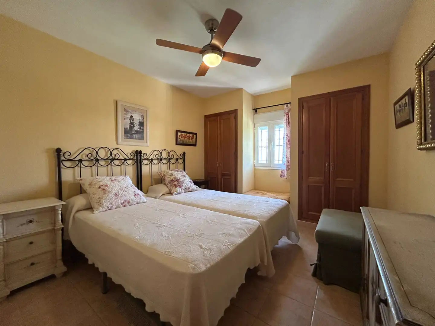 Habitación de Casa adosada en venta en Casares con Terraza, Amueblado y Alarma