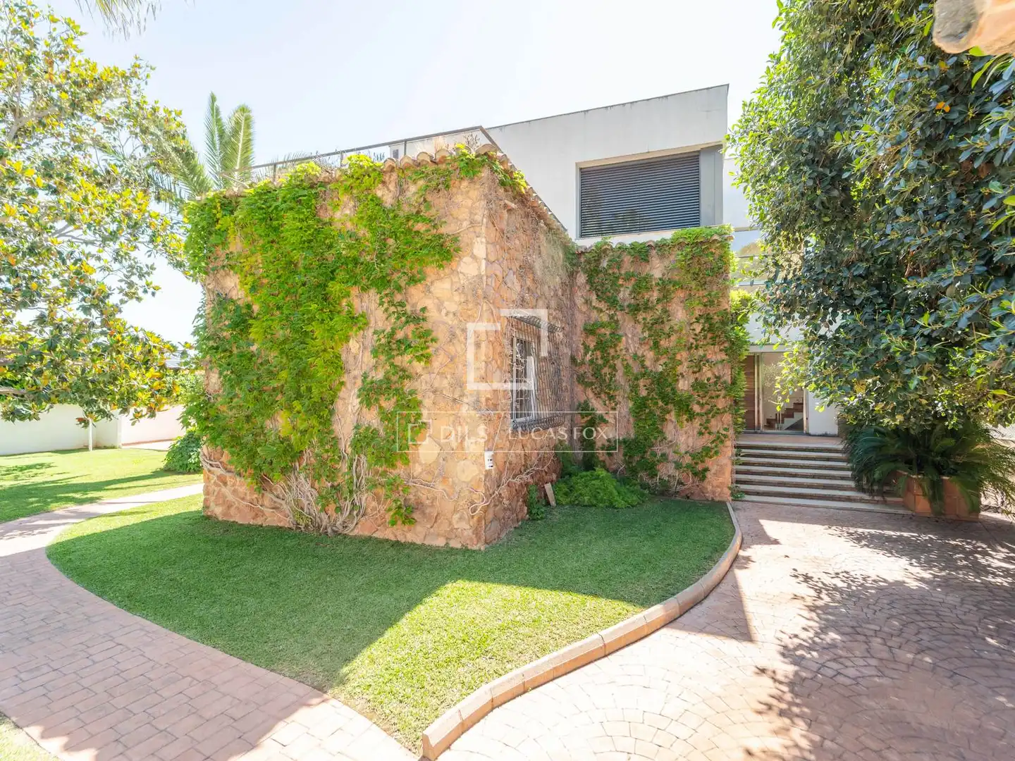 Vista exterior de Casa o xalet en venda en Riba-roja de Túria amb Aire condicionat, Jardí privat i Terrassa