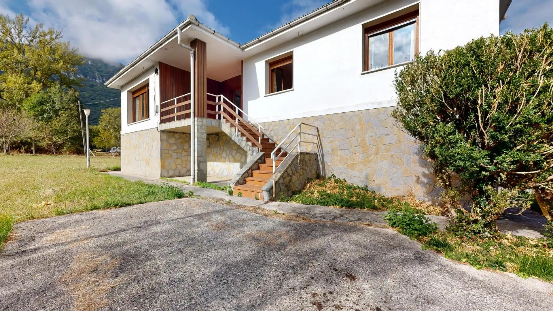 Vista exterior de Casa o xalet en venda en Valle de Mena amb Calefacció, Jardí privat i Terrassa